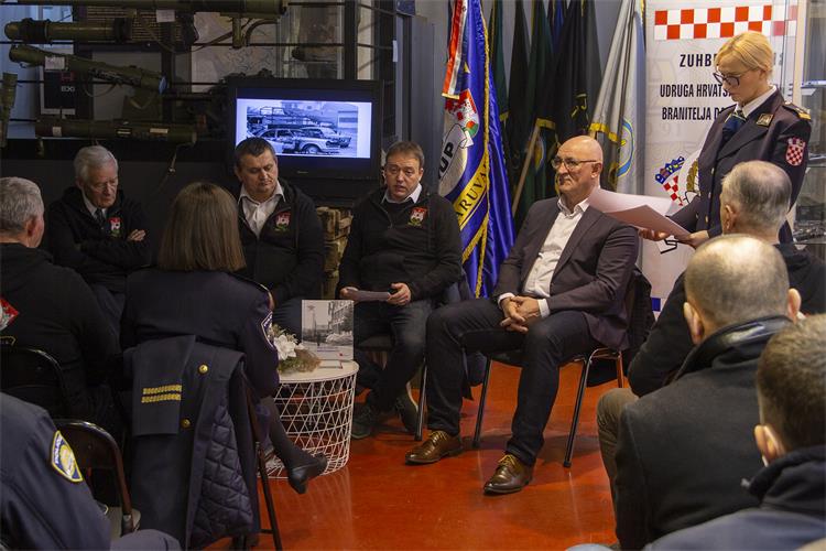 Slika /02_vijesti/2022/12 mjesec/Promocija knjige Policija Daruvar _4.jpg